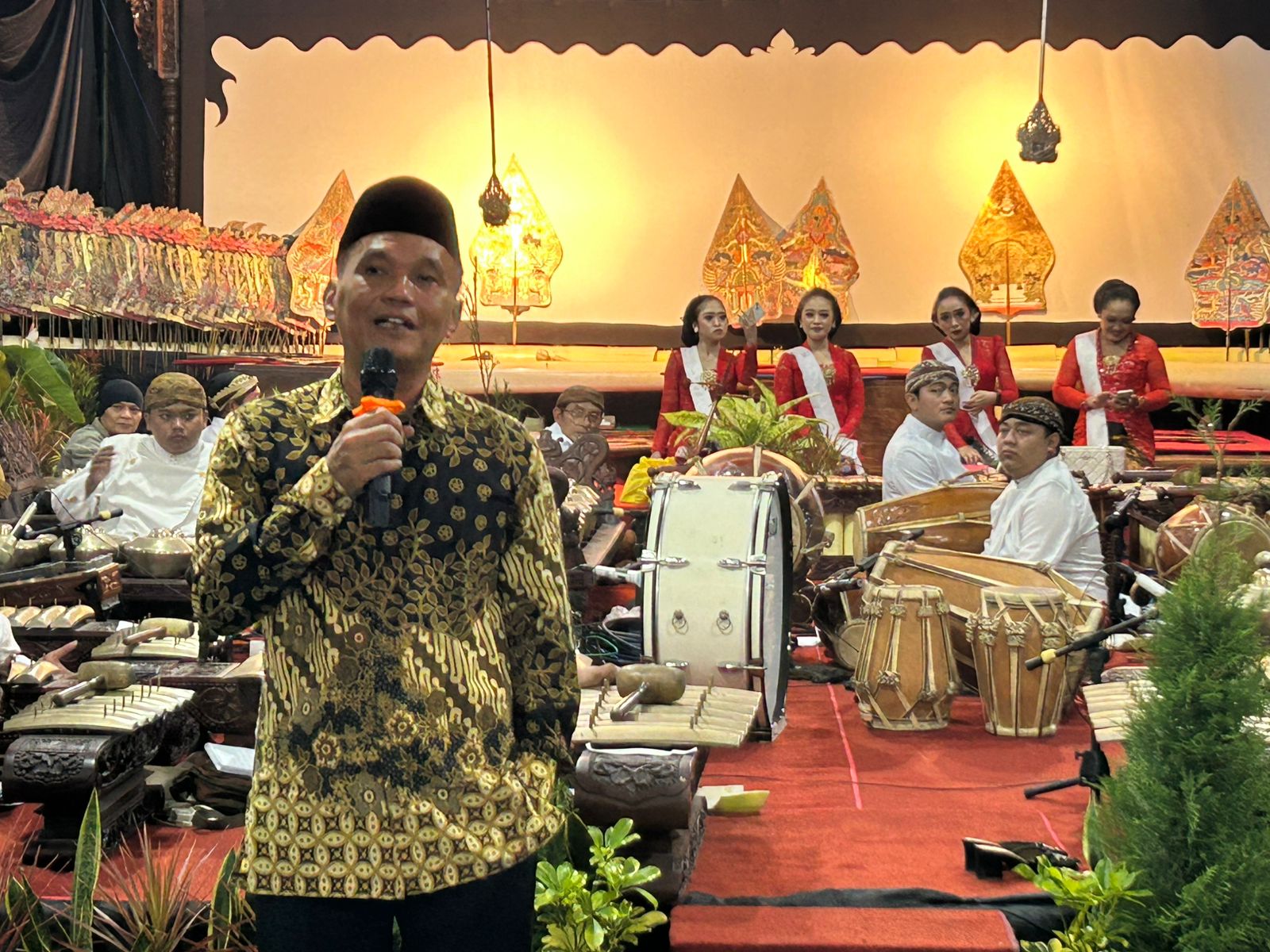 para dalang muda merasa mendapat kesempatan tampil, sementara dalang senior ikut menonton dan mendukung.