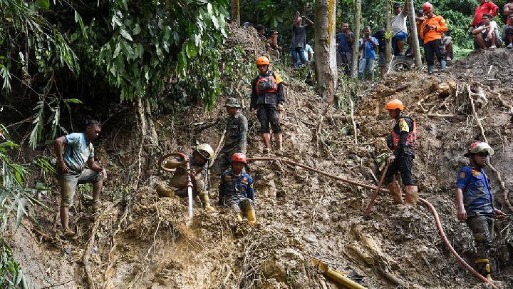 Tim SAR gabungan bersama warga berusaha mencari korban hilang akibat tanah longsor di Sembahe, Sibolangit, Deli Serdang, Sumatera Utara, 29 November 2024