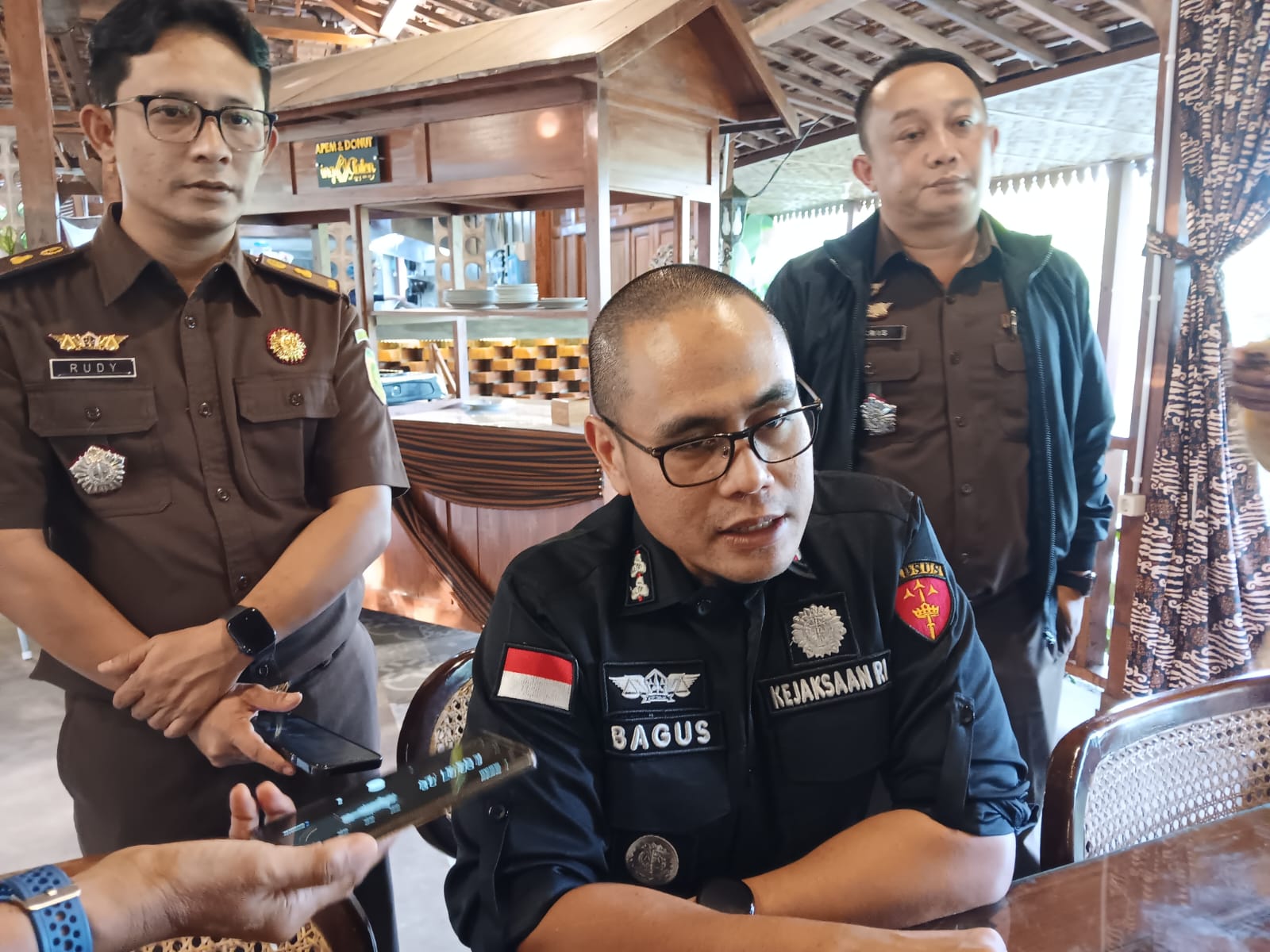 Kejari Klaten beberkan perkembangan kasus korupsi Plasa Klaten, Rabu (26/11/2025). (Angga Purenda/Radar Solo)