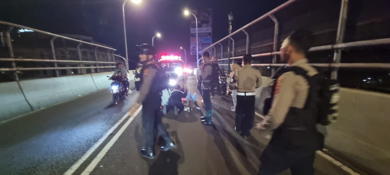 &nbsp;korban kecelakaan di Overpass Manahan tengah dievakuasi.