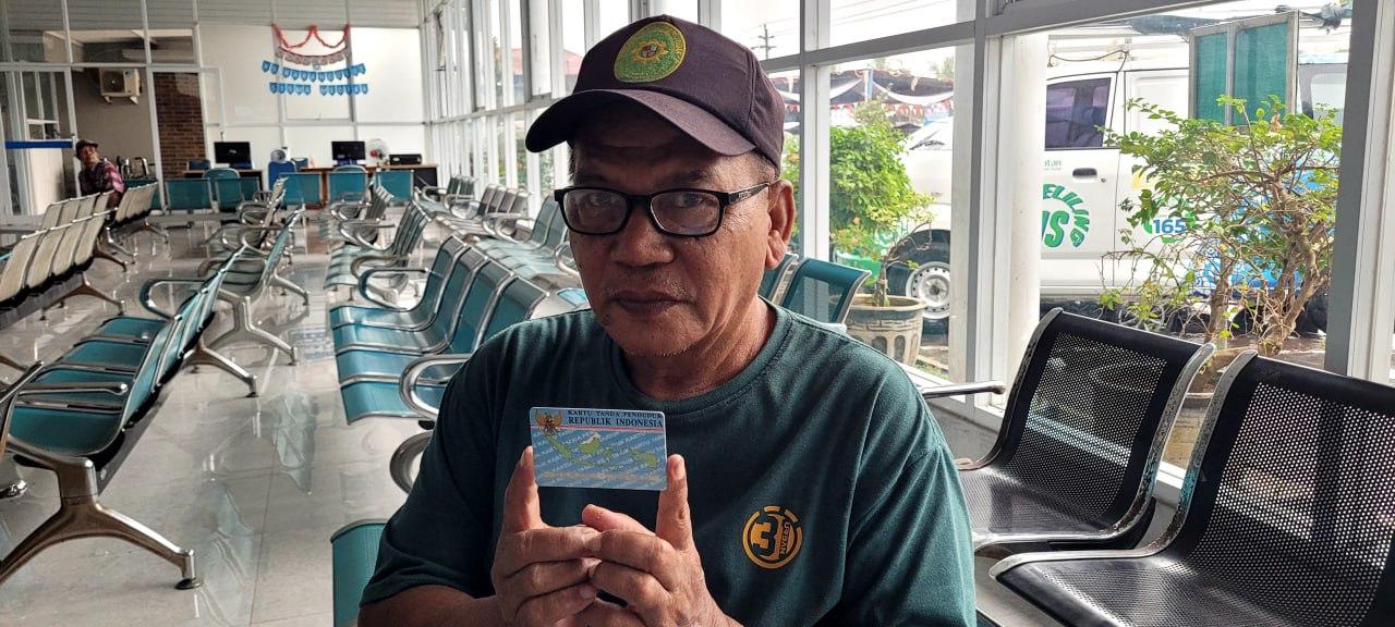 Marmin saat menunjukan identitas e-KTP yang bisa digunakan untuk berobat