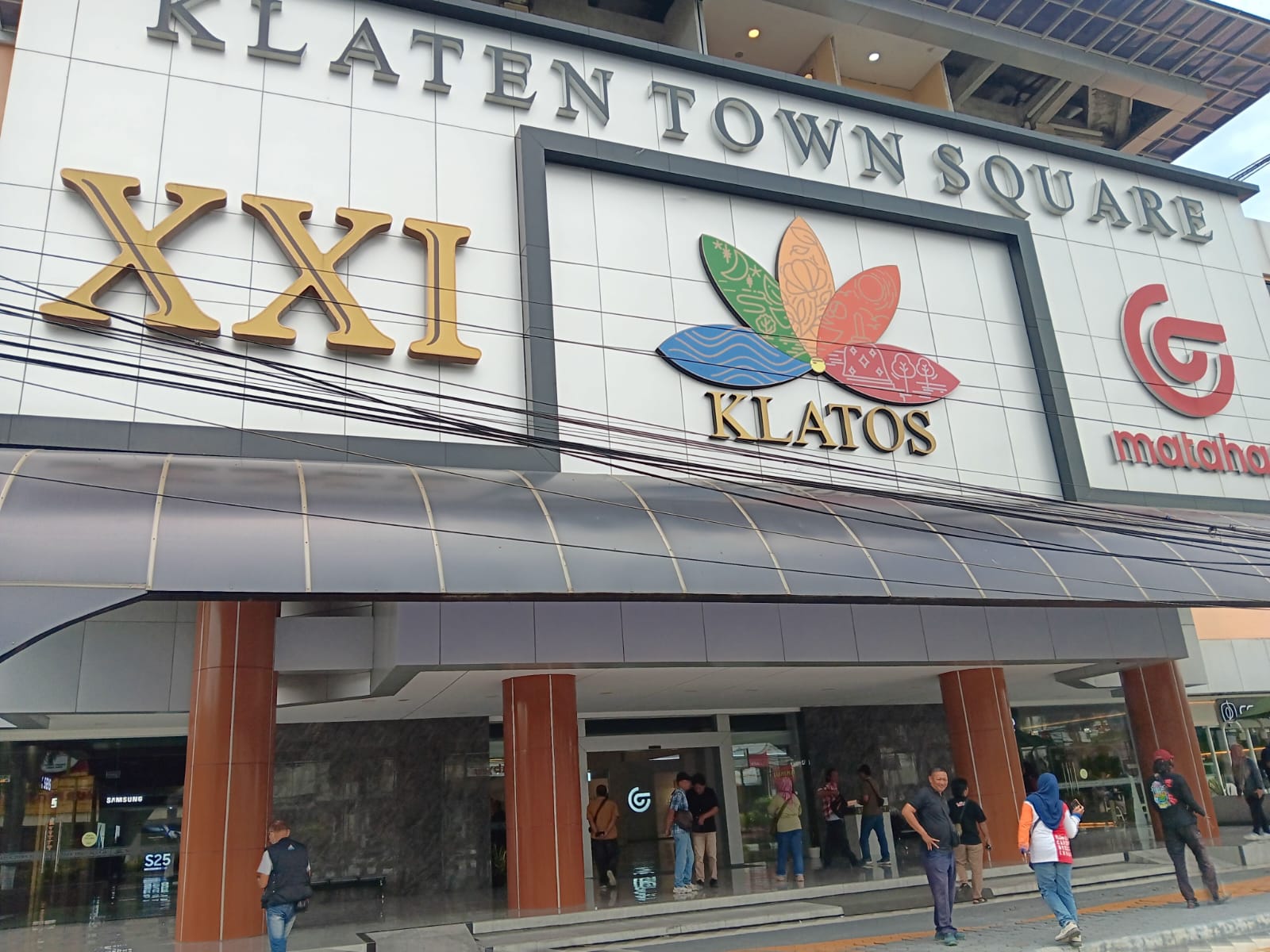 Elemen masyarakat yang tergabung dalam Asmoro Nolo mendatangi Kantor Kejari Klaten. (Angga Purenda/Radar Solo)