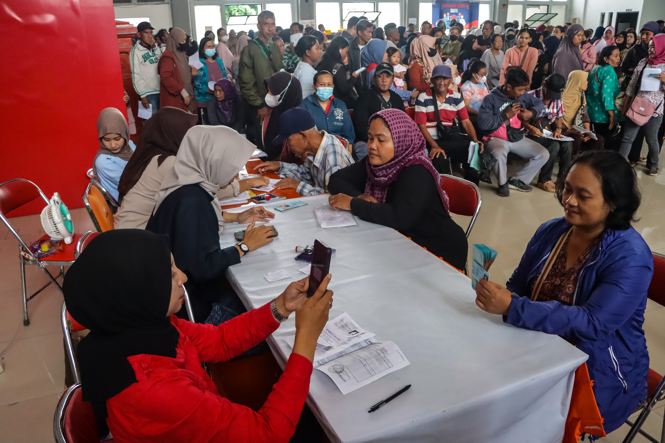 Warga penerima BLT antre untuk mencairkan bantuan pemerintah. (M Ihsan/Radar Solo)