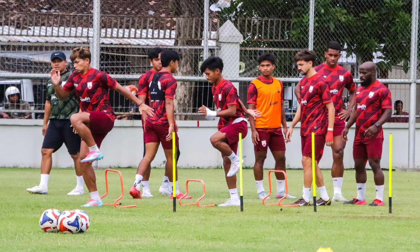 BERSIAP: Gelandang asing Persis Solo Asal Irlandia Fuad Sule (belakang) saat jalani latihan bersama tim, di Lapangan Sriwaru,&nbsp;Rabu (26/11/2025).