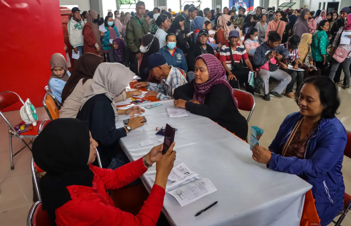 Warga penerima BLT Kesra antre di Kantor Pos untuk mencairkan bantuan.