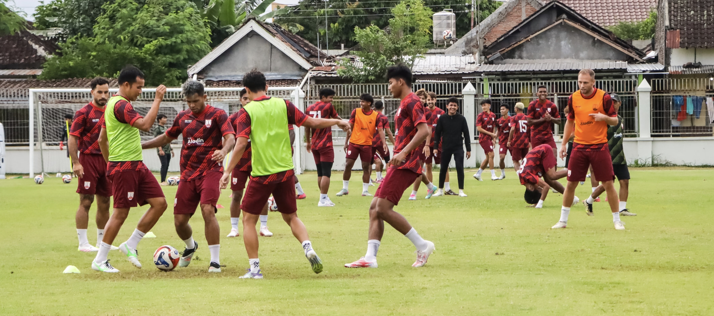 Para pemain Persis Solo berlatih di Lapangan Sriwaru (26/11/2025).