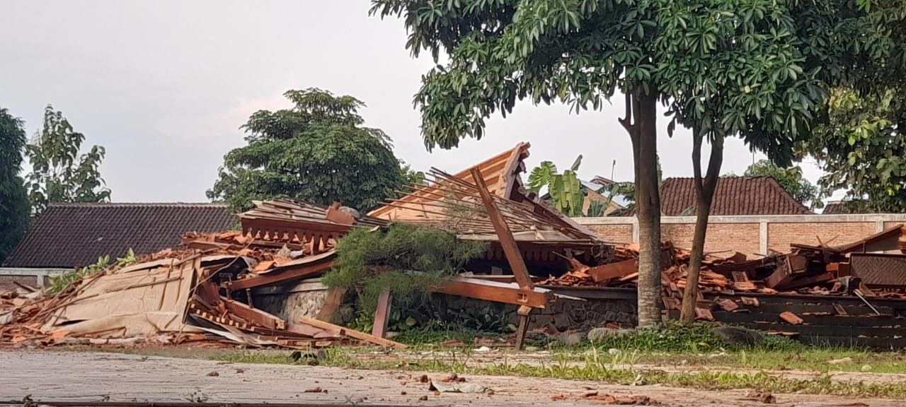 Kondisi rumah di Gajahan, Kelurahan Popongan, Kecamatan Karanganyar yang dirobohkan pemiliknya, Senin (24/11/2025). (Rudi Hartono/Radar Solo)