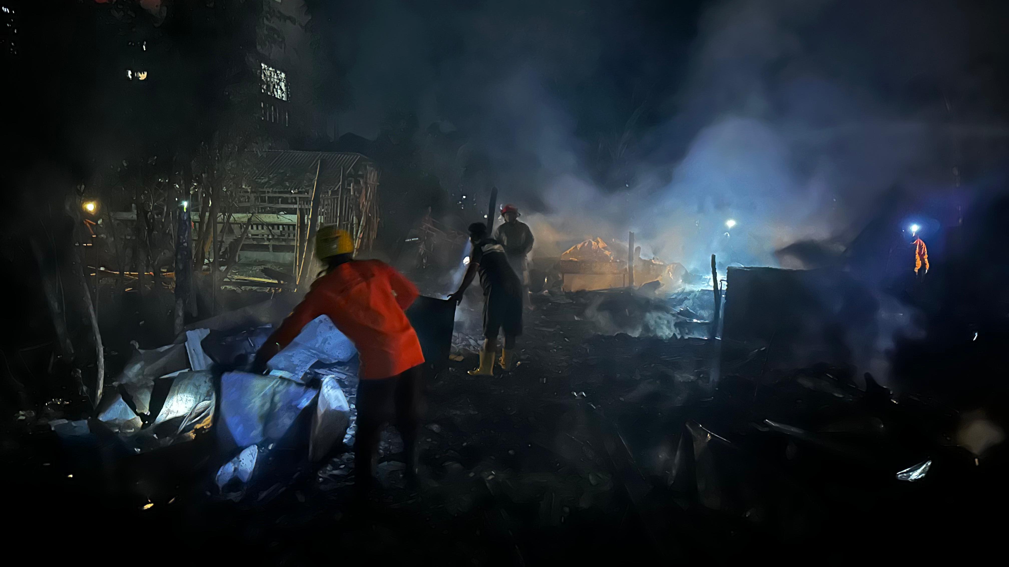 Kebakaran dua rumah di Pengkol RT 08, Desa Pengkol, Kecamatan Tanon, Sragen, Selasa (26/11/2025) malam. (Ahmad Khairudin/Radar Solo)
