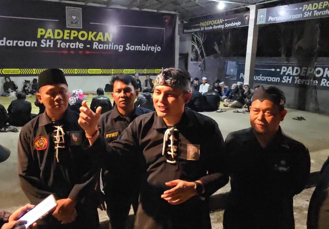 Pengurus PSHT Ranting Pusat Madiun Sambirejo, Sragen beri klarifikasi. (Ahmad Khairudin/Radar Solo)