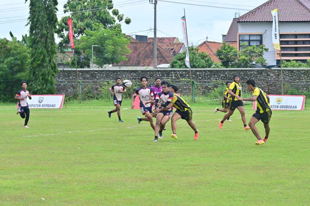 Dua tim kontestan kualifikasi rugby Jateng tampil di Stadion Gelora Merdeka Jombor Sukoharjo, Rabu (26/11). Ajang ini digelar selama empat hari, 26-29 November.