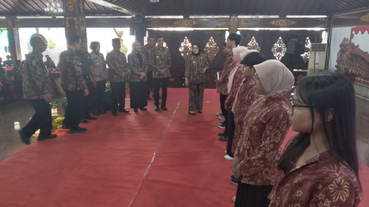 Bupati Sukoharjo Etik Suryani serahkan beasiswa kepada 38 penerima di Pendapa Graha Satya Praja.