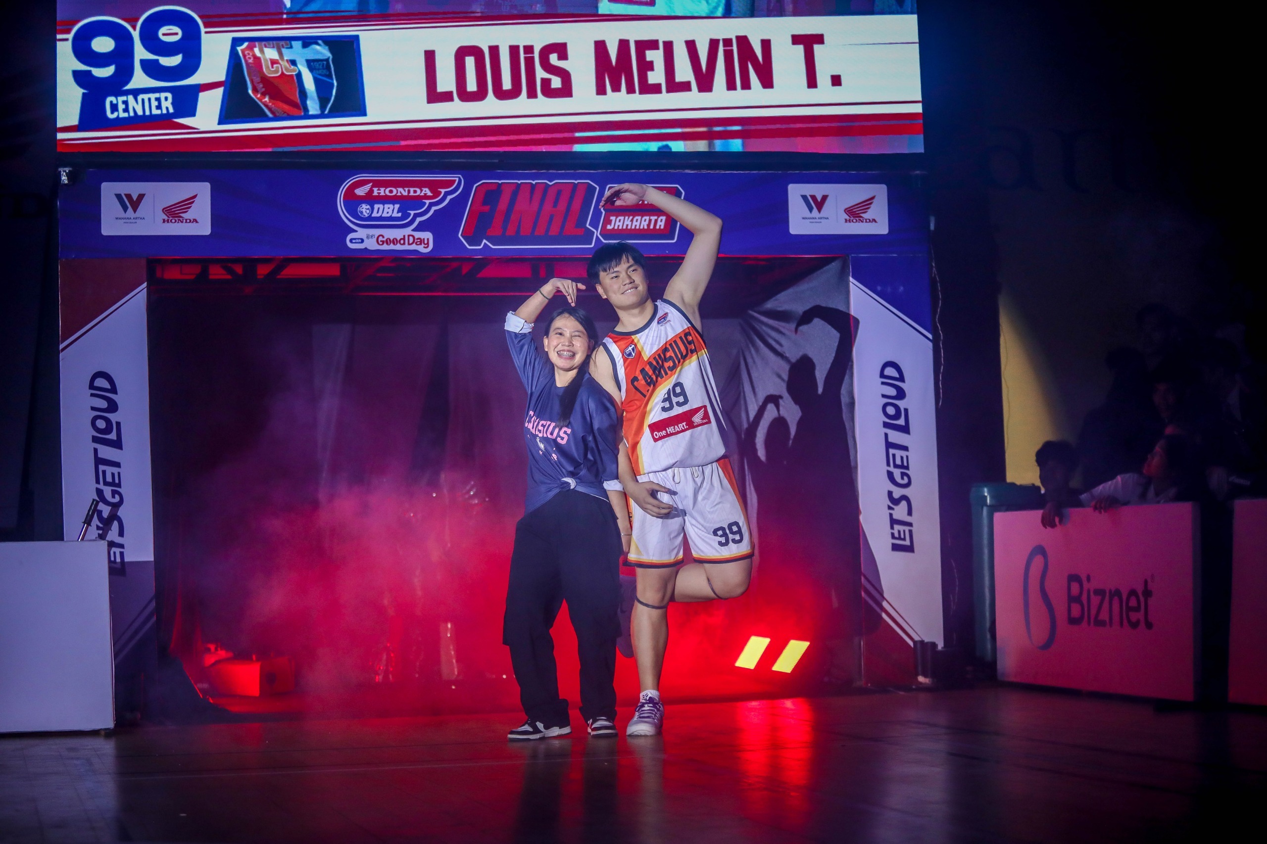 KOMPAK: Peserta Honda DBL berfoto bersama dengan guru sekolahnya sebelum bertanding.  &nbsp;
