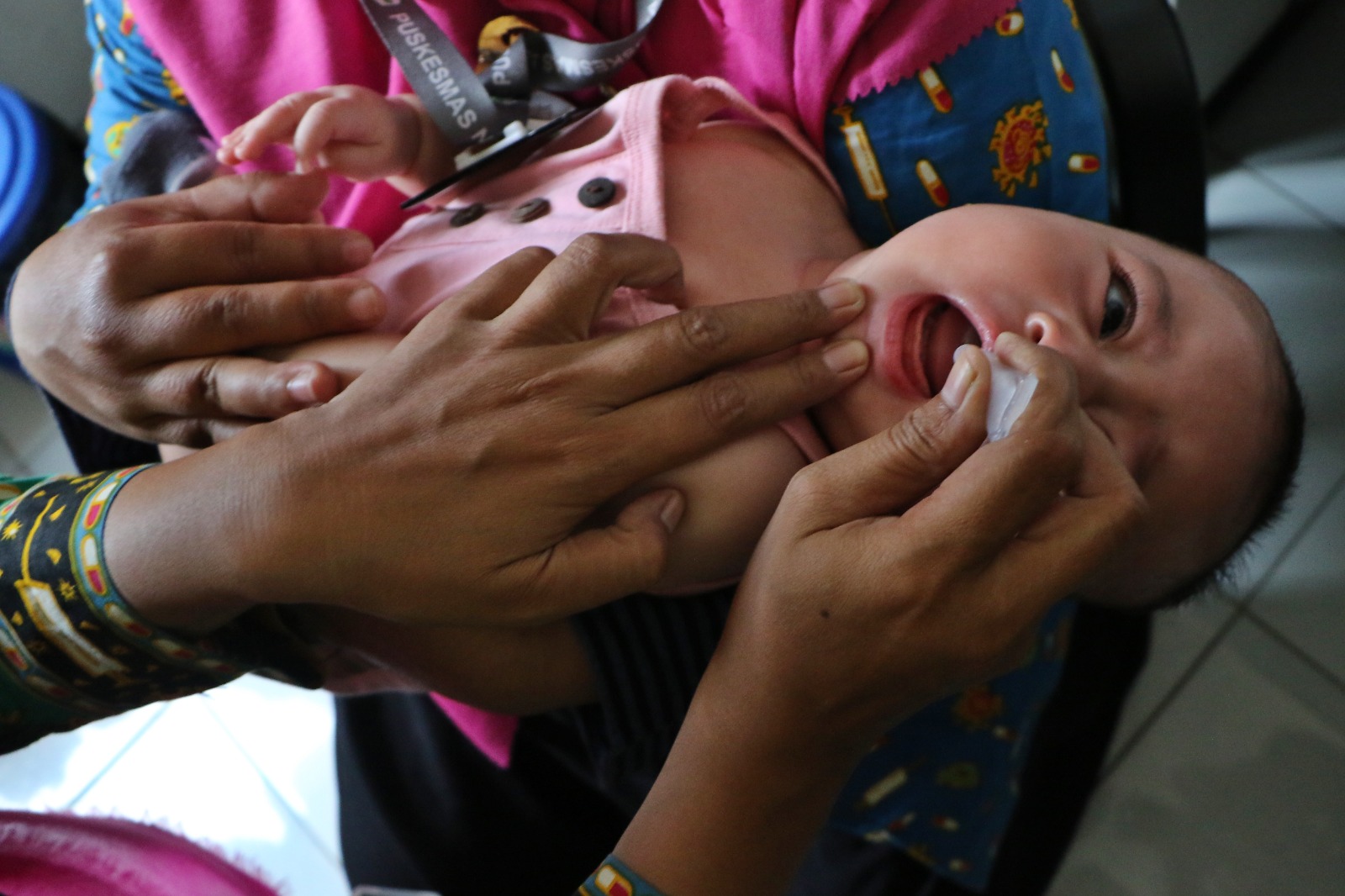 MENANGIS: Seorang bayi tengah jalani vaksinasi di Puskesmas Pembantu Mina Padi Nusukan Solo