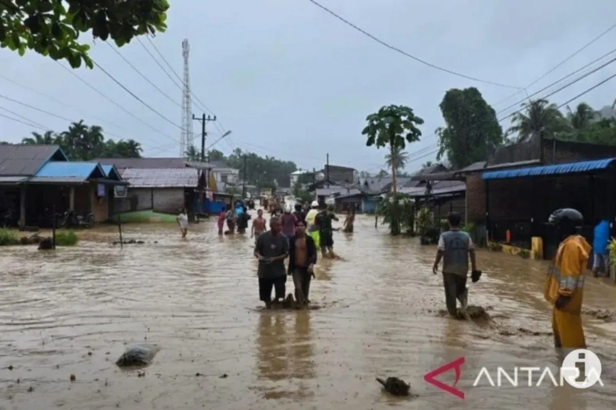 Banjir melanda sejumlah wilayah di Kabupaten Tapanuli Selatan, Sumatera Utara, Senin (24/11/2025).
