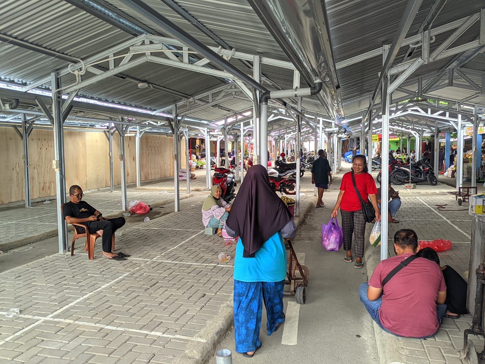 Pasar darurat di sekitar Terminal Angkot Wonogiri baru-baru ini.
