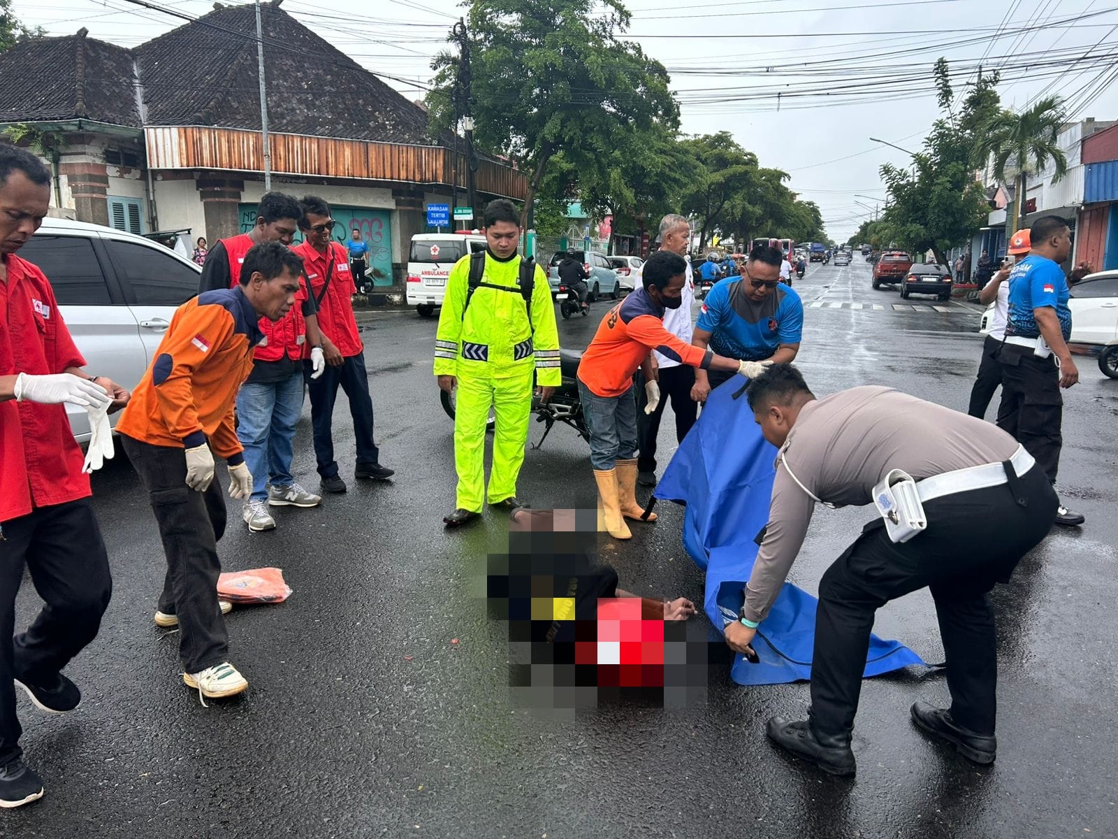 Evakuasi Suyanto, warga Kelurahan Giritirto, Kecamatan Wonogiri Kota yang meninggal dunia saat mengendarai sepeda motor.