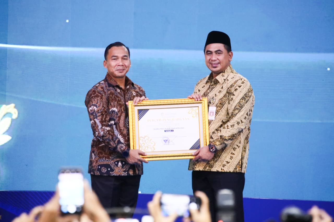 Wagub Jateng Taj Yasin terima penghargaan dari Menteri Dukbangga Wihaji dalam rangkaian kegiatan Diseminasi Nasional Pemutakhiran Pendataan Keluarga Tahun 2025, di Auditorium Kemendukbangga, Jakarta,