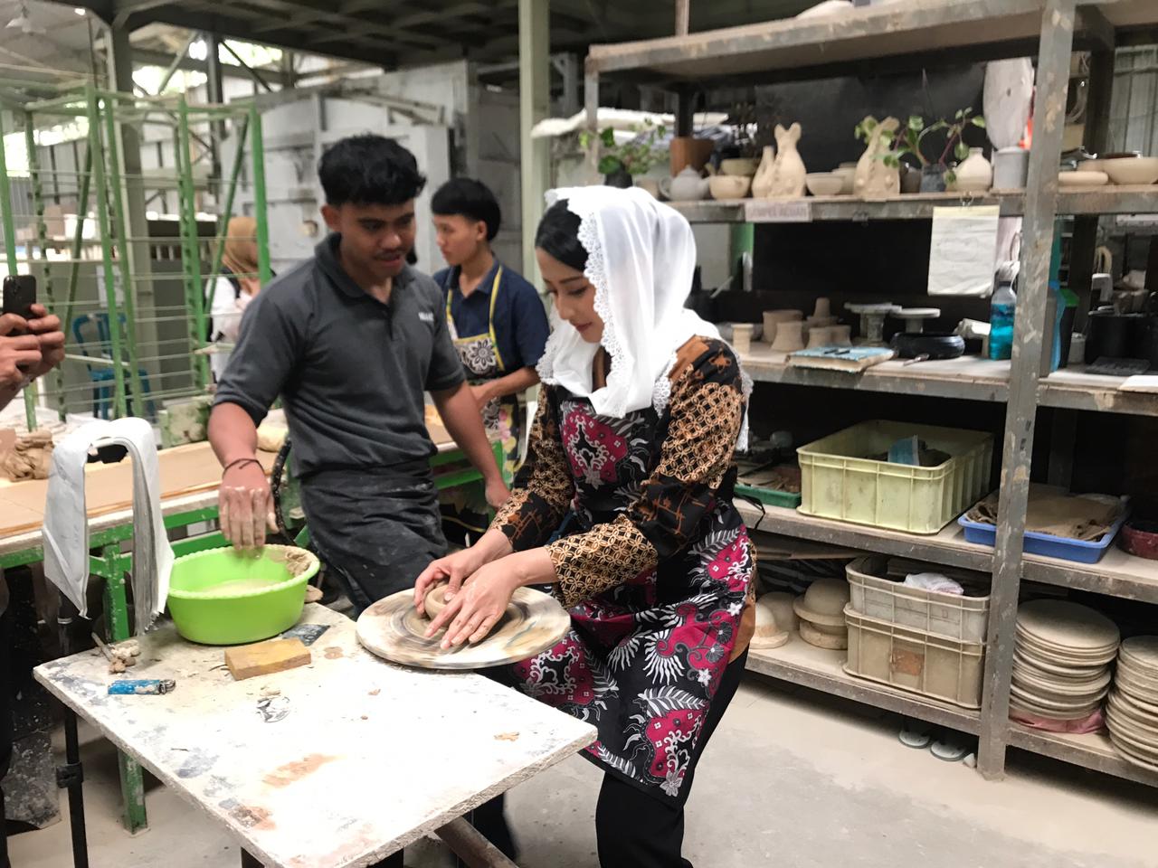Wamendag Dyah Roro Esti kunjungi pabrik keramik di Desa Ngadirojo, Kecamatan Gladagsari, Boyolali, Rabu (26/11/2025).