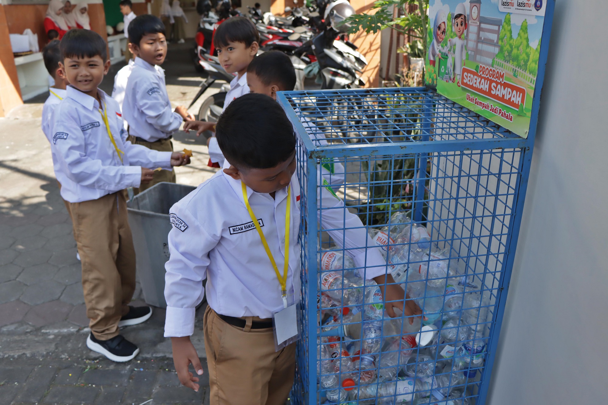 Siswa salah satu sekolah swasta di Kota Solo kumpulkan sampah plastik. (Arief Budiman/Radar Solo)