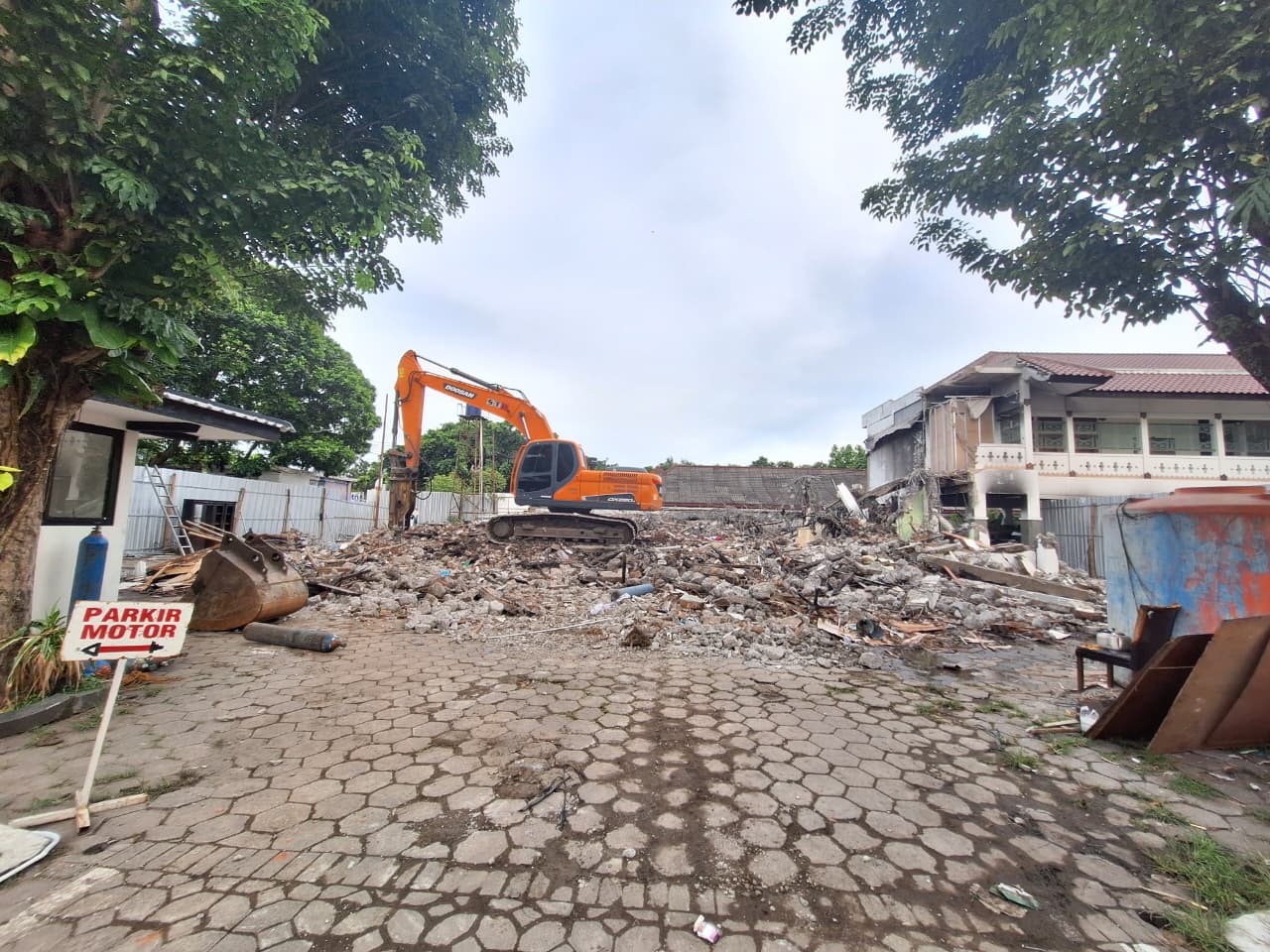 DIKEBUT: Gedung sekretariat DPRD Kota Solo tengah dalam proses pembangunan ulang.  &nbsp;