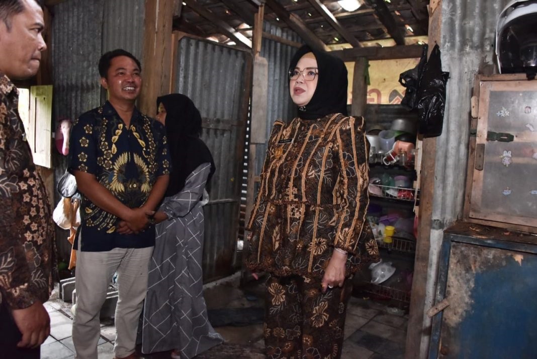 Ilustrasi Bupati Sukoharjo Etik Suryani memantau rumah penerima bantuan rehab rumah tidak layak huni (RTLH), belum lama ini.