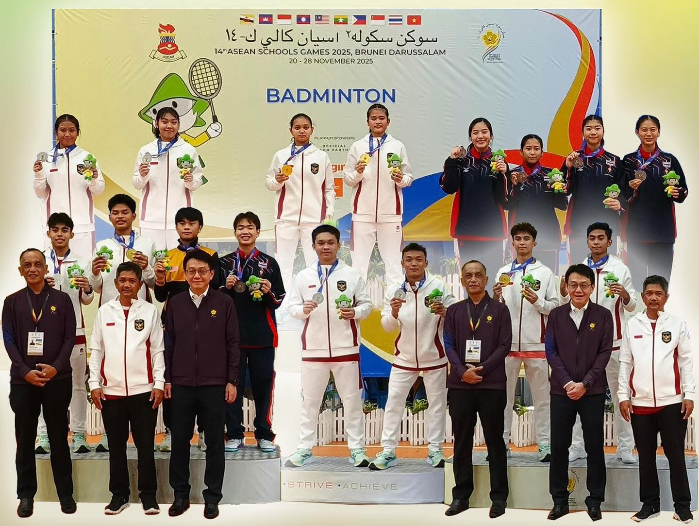 MEMBANGGAKAN: Yasintha Ristyna Putri (belakang keempat dari kiri) saat naik podium juara Asean School Games.