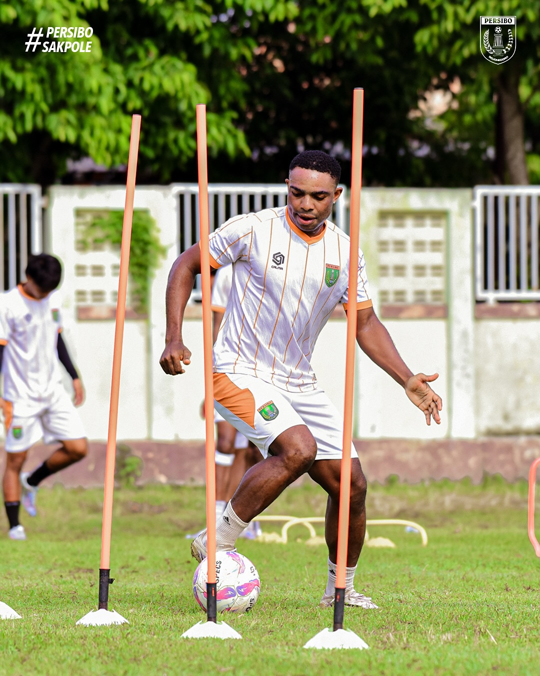 KURANG TERPIKAT: Osas Saha saat jalani latihan bersama Persibo Bojonegoro, belum lama ini.