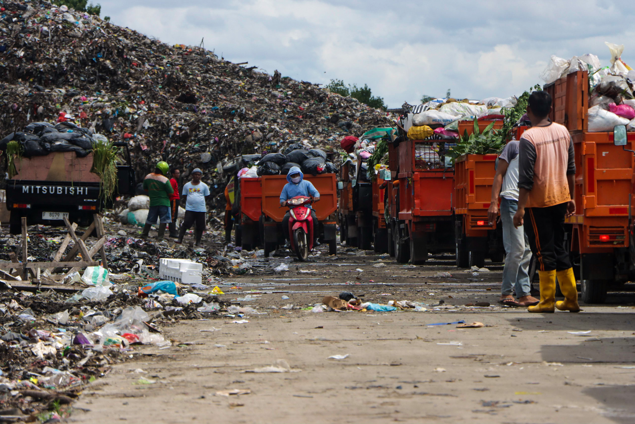 Sampah plastik menjadi salah satu sumber pencemaran lingkungan. (M Ihsan/Radar Solo)