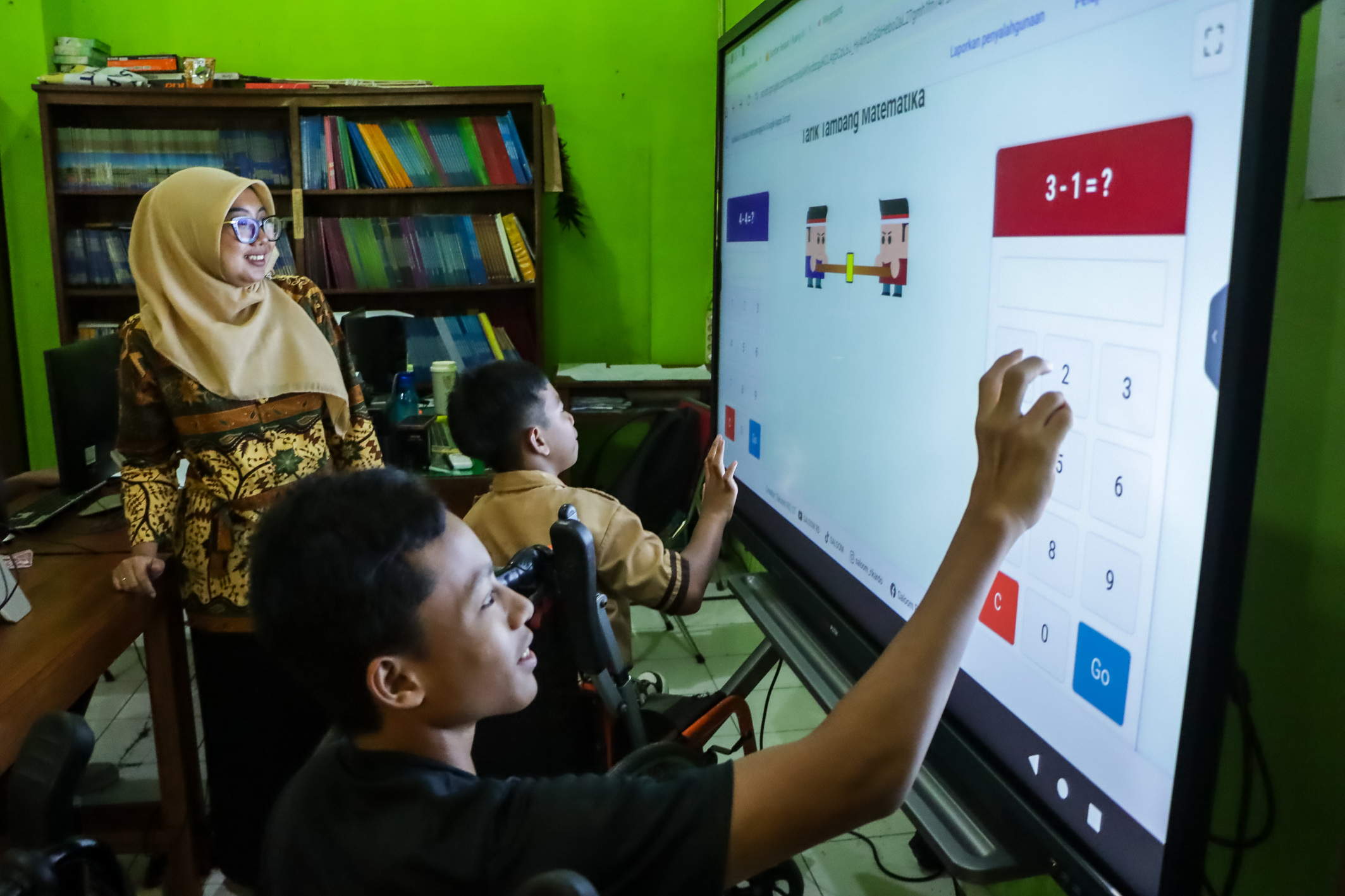 Siswa SLB YPAC Solo antusias belajar matematika dengan smart panel. (M Ihsan/Radar Solo)