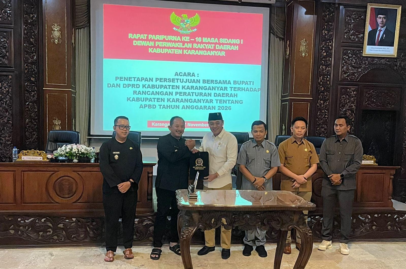 Rapat paripurna persetujuan RAPBD Karanganyar 2026, Kamis (27/11/2025). (Rudi Hartono/Radar Solo)