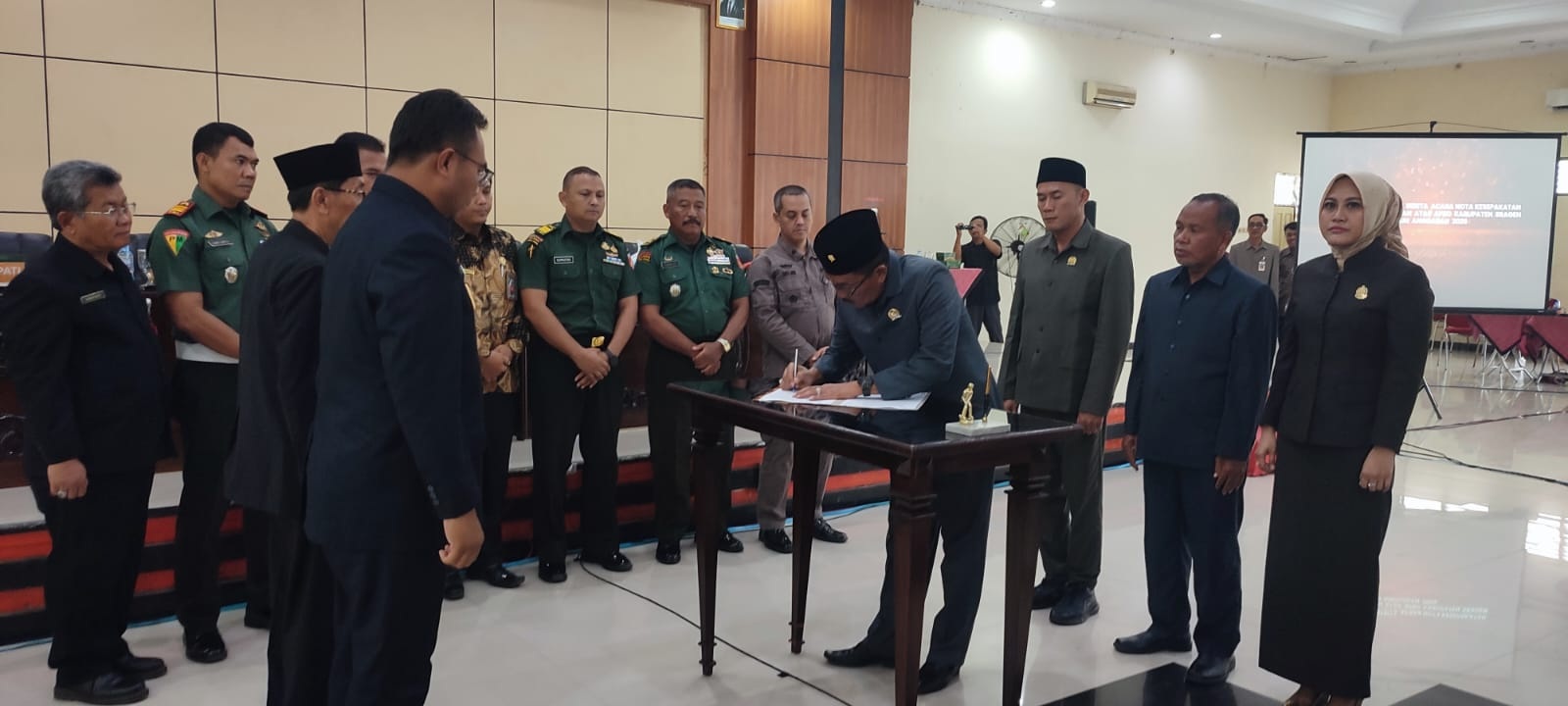 Penandatanganan APBD Kabupaten Sragen 2026 antara bupati dan pimpinan DPRD, Kamis (27/11/2025). (Ahmad Khairudin/Radar Solo)