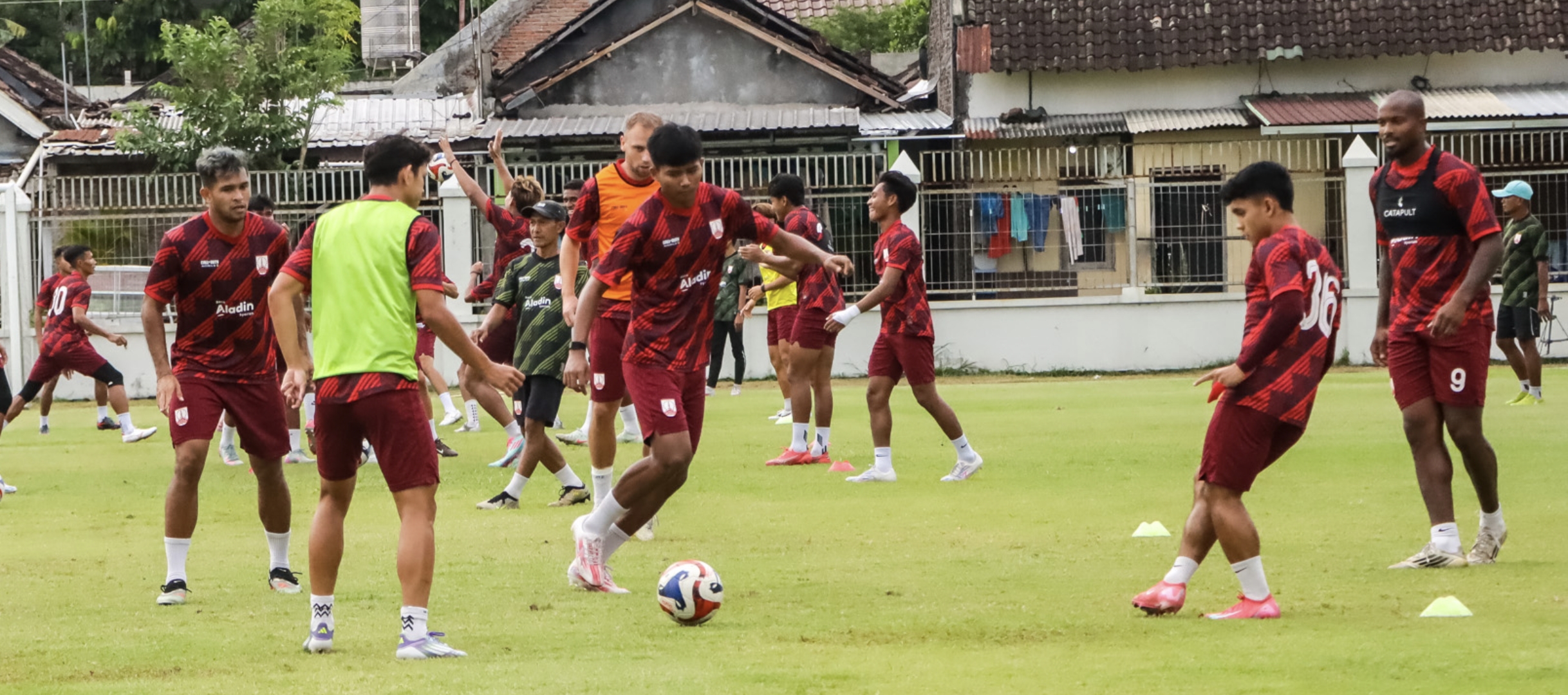 Pemain Persis Solo berlatih di Lapangan Sriwaru, Rabu (26/11/2025).