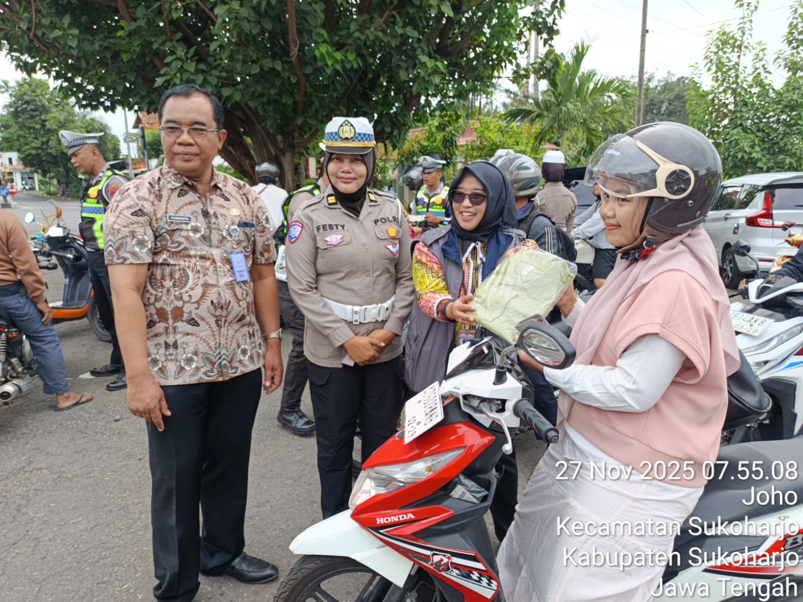 Sosialisasi tertib lalin dalam Operasi Zebra Xandi 2025 di Terminal Sukoharjo, Kamis (27/11).
