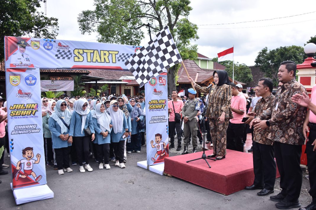 Bupati Etik Suryani melepas jalan sehat HUT ke-80 PGRI Bendosari dan ajak guru tingkatkan profesionalitas di era digital.
