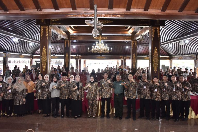 Bupati Etik Suryani Serahkan Beasiswa Kuliah Sukoharjo Pintar 2025, Baru 38 Mahasiswa yang Lolos Seleksi