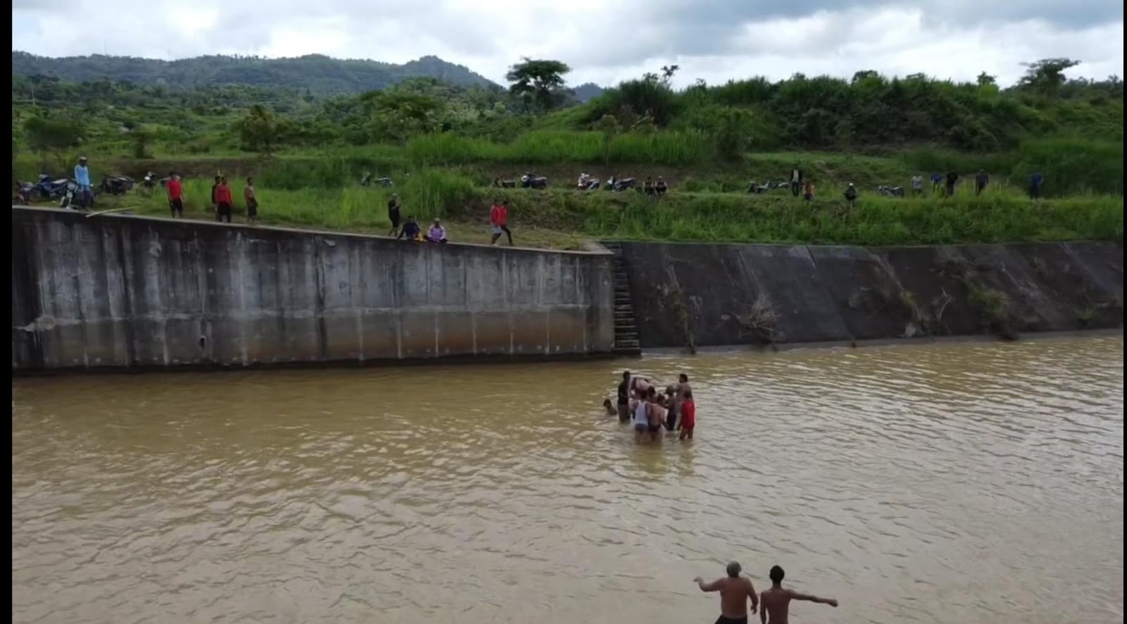 Evakuasi Wilistyo yang tenggelam di Sungai Ture, Desa Pidekso, Kecamatan Giriwoyo, Wonogiri, Kamis (27/11/2025).