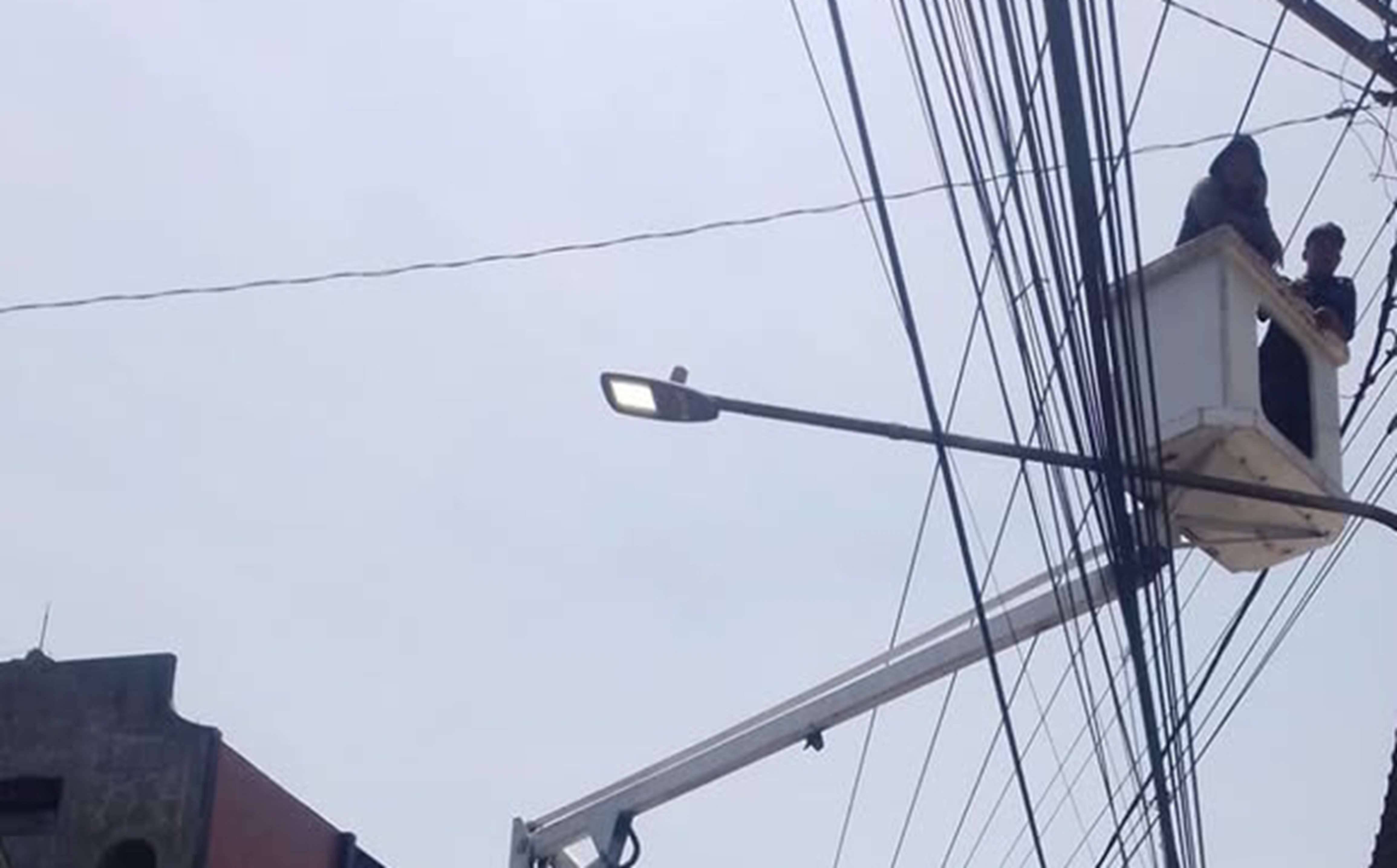 Petugas Dishub Sukoharjo mengganti lampu PJU yang mati, belum lama ini.