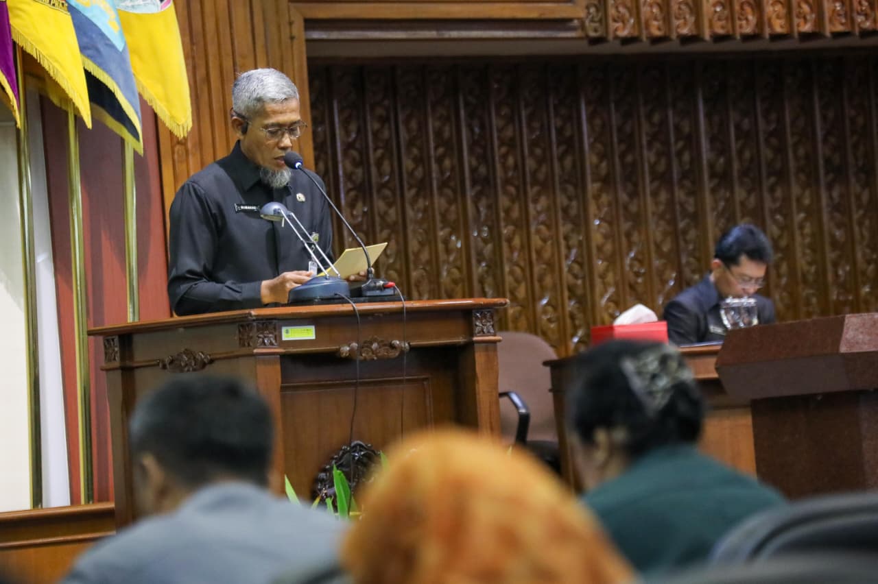 Sekda Jateng Sumarno sampaikan Nota Keuangan Rancangan APBD Provinsi Jawa Tengah tahun anggaran 2026 pada rapat paripurna DPRD Jawa Tengah di Gedung Berlian Kota Semarang, Kamis (27/1/2025).
