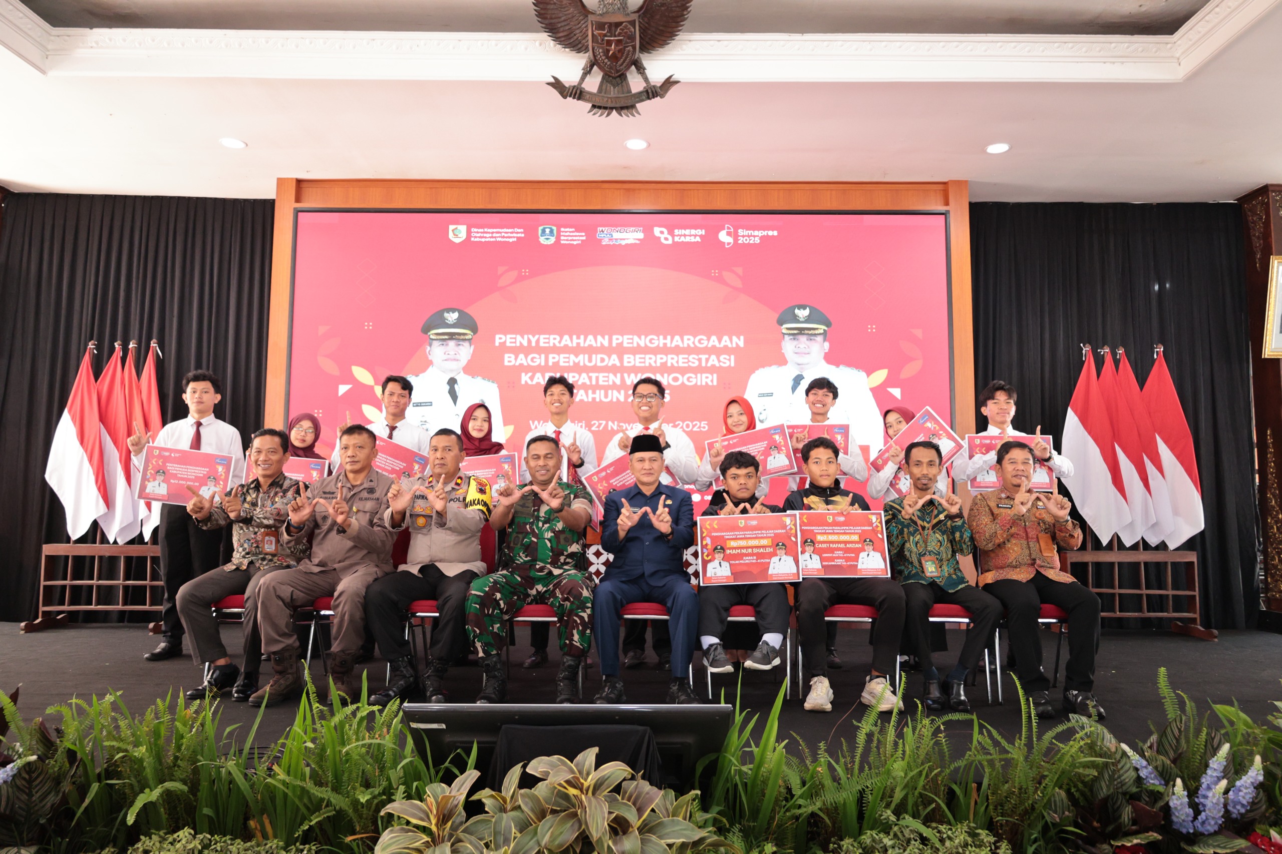 Bupati Wonogiri Setyo Sukarno serahkan Penghargaan Bagi Pemuda Berprestasi 2025.