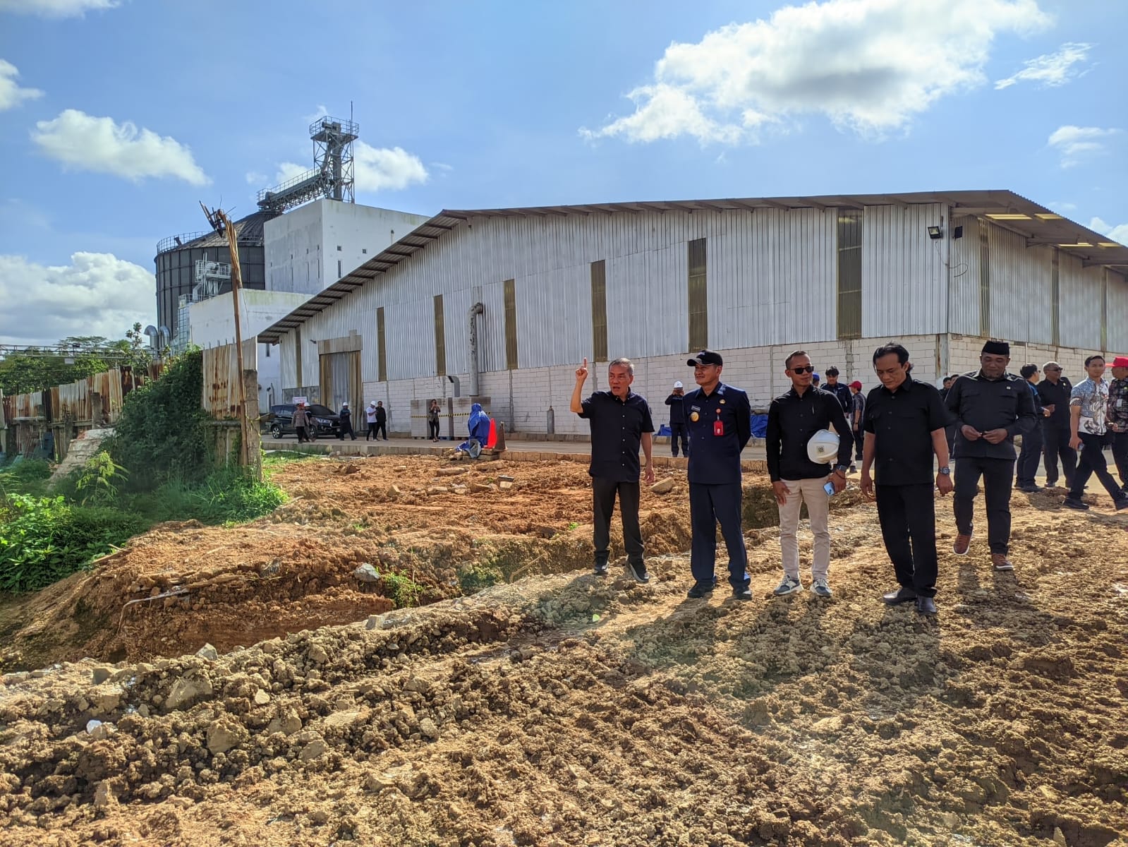 Bupati Wonogiri Setyo Sukarno (dua dari kiri) bersama anggota DPRD Wonogiri sidak di PT AAA, Kamis (27/11/2025).