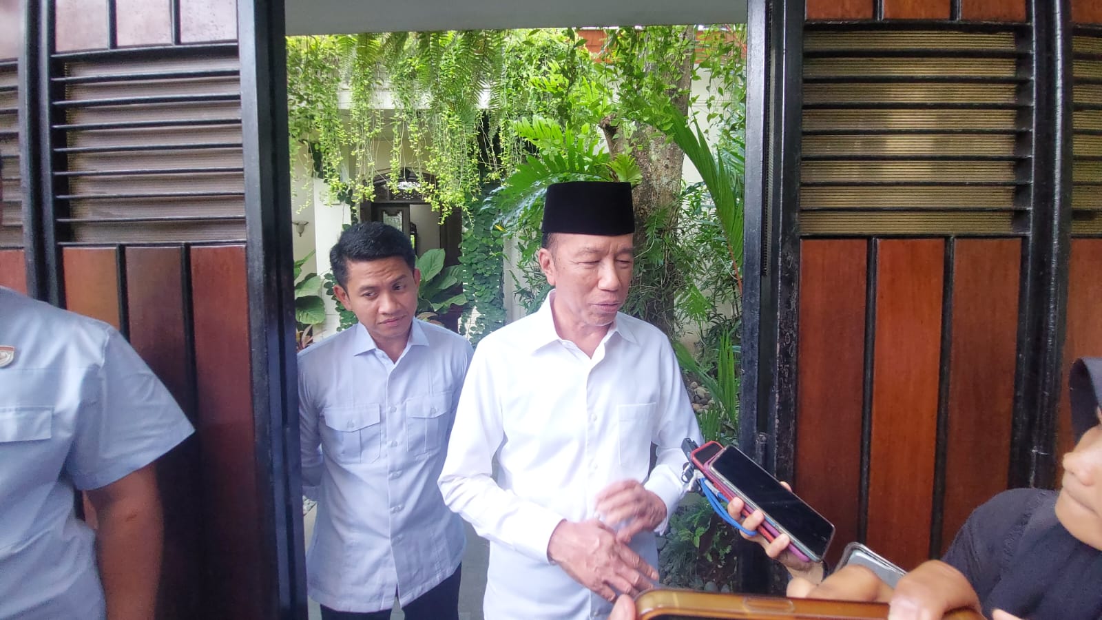 Mantan Presiden Jokowi beri keterangan kepada wartawan di kediamannya, Jumat kemarin (28/11). (Silvester Kurniawan/Radar Solo)