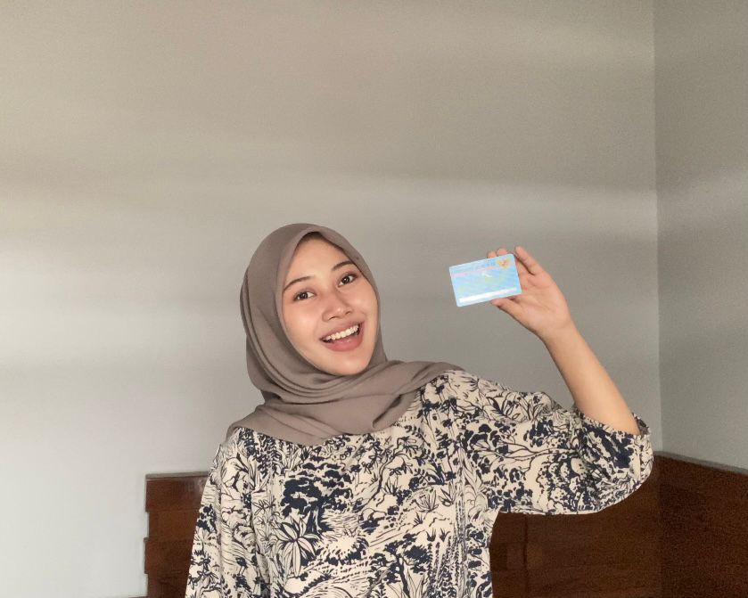 Bela saat menunjukan kartu identitas berupa e-KTP yang bisa digunakan untuk mengakses layanan kesehatan.