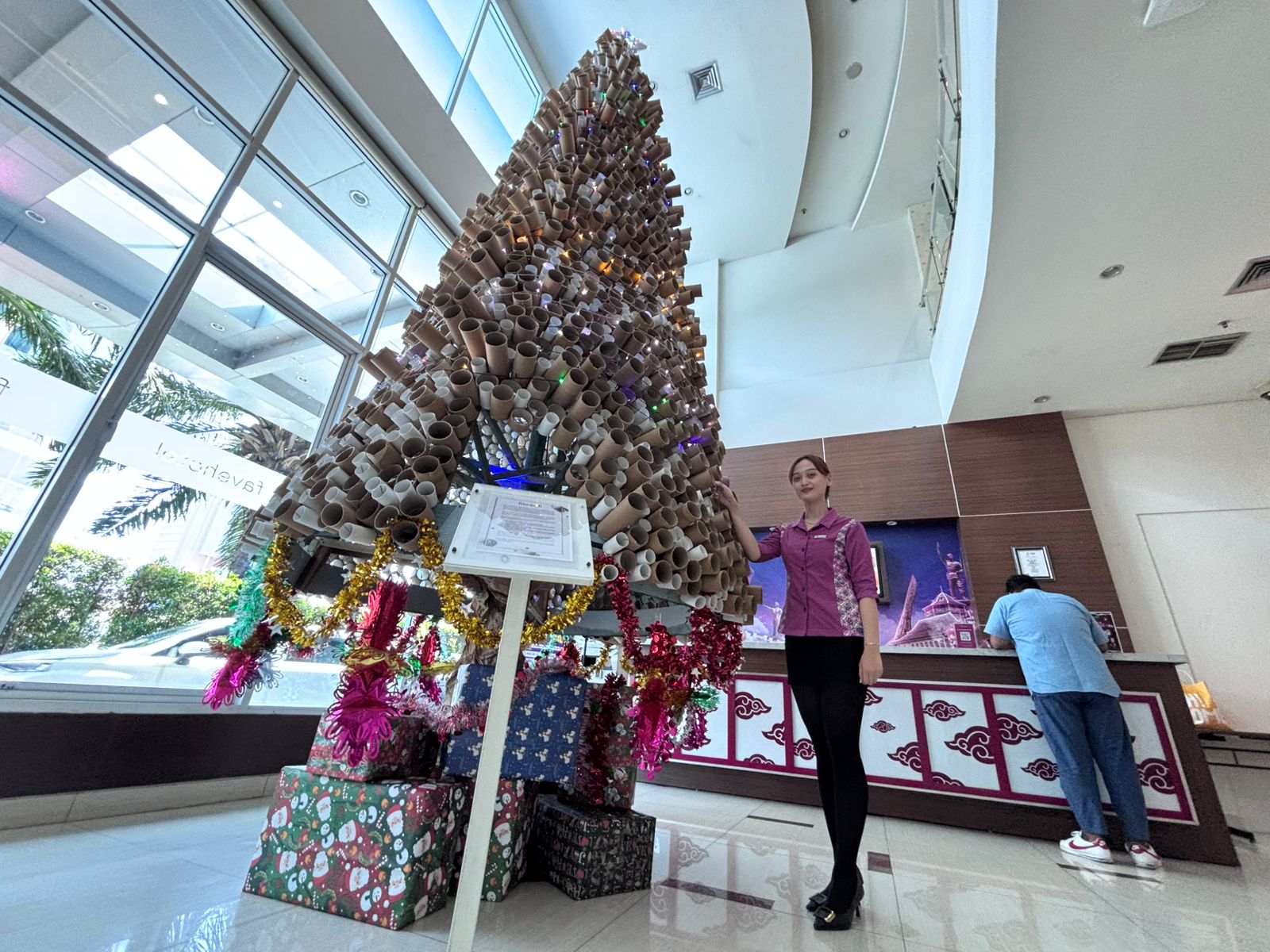 KREATIF: Fave Hotel Solo Baru membuat pohon Natal ramah lingkungan yang terbuat dari gulungan karton bekas.
