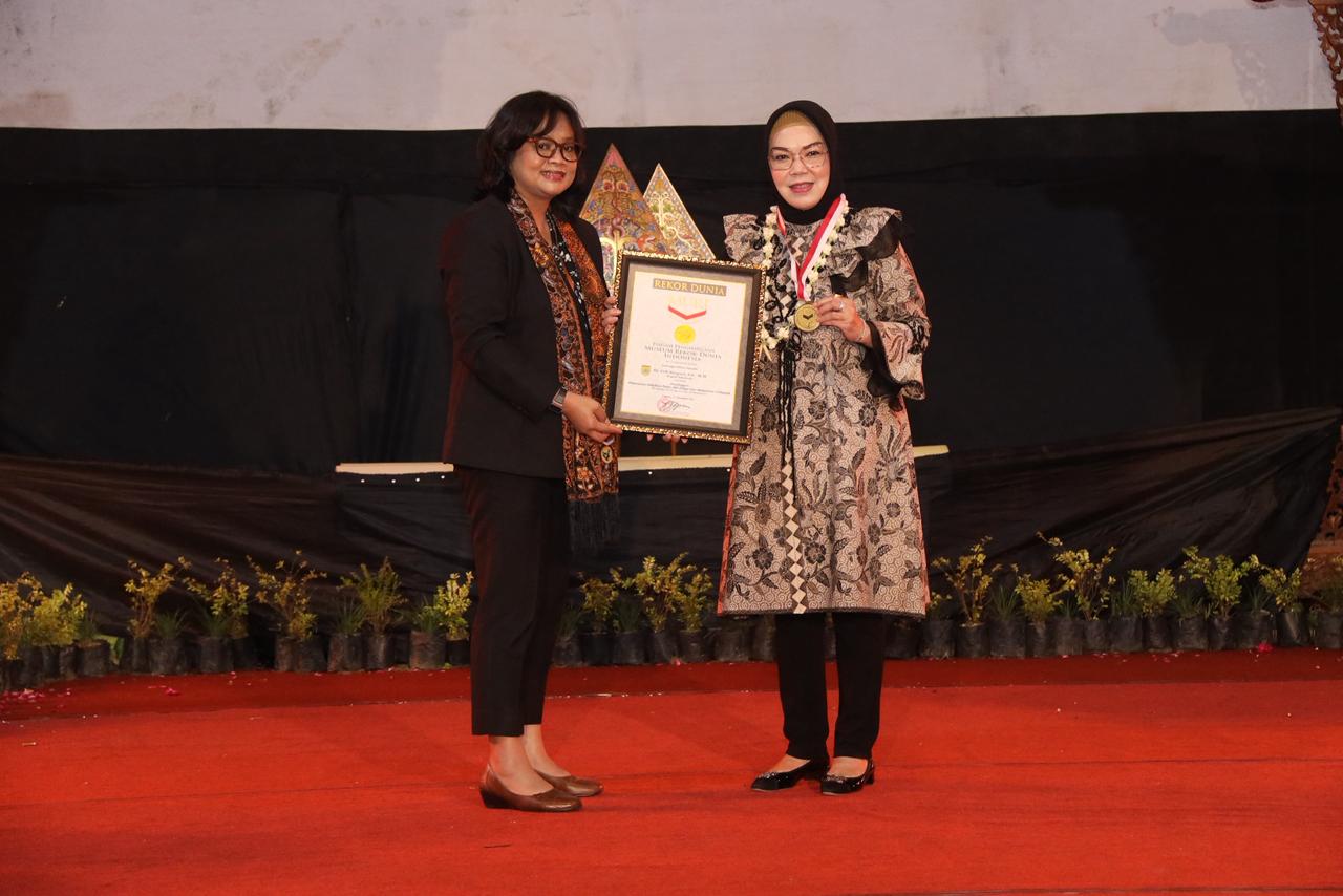 MEMBANGGAKAN: Bupati Sukoharjo Etik Suryani menerima penghargaan dari MURI atas rekor Penyelenggara Pementasan Pakeliran Padat oleh Pelajar dan Mahasiswa Terbanyak.