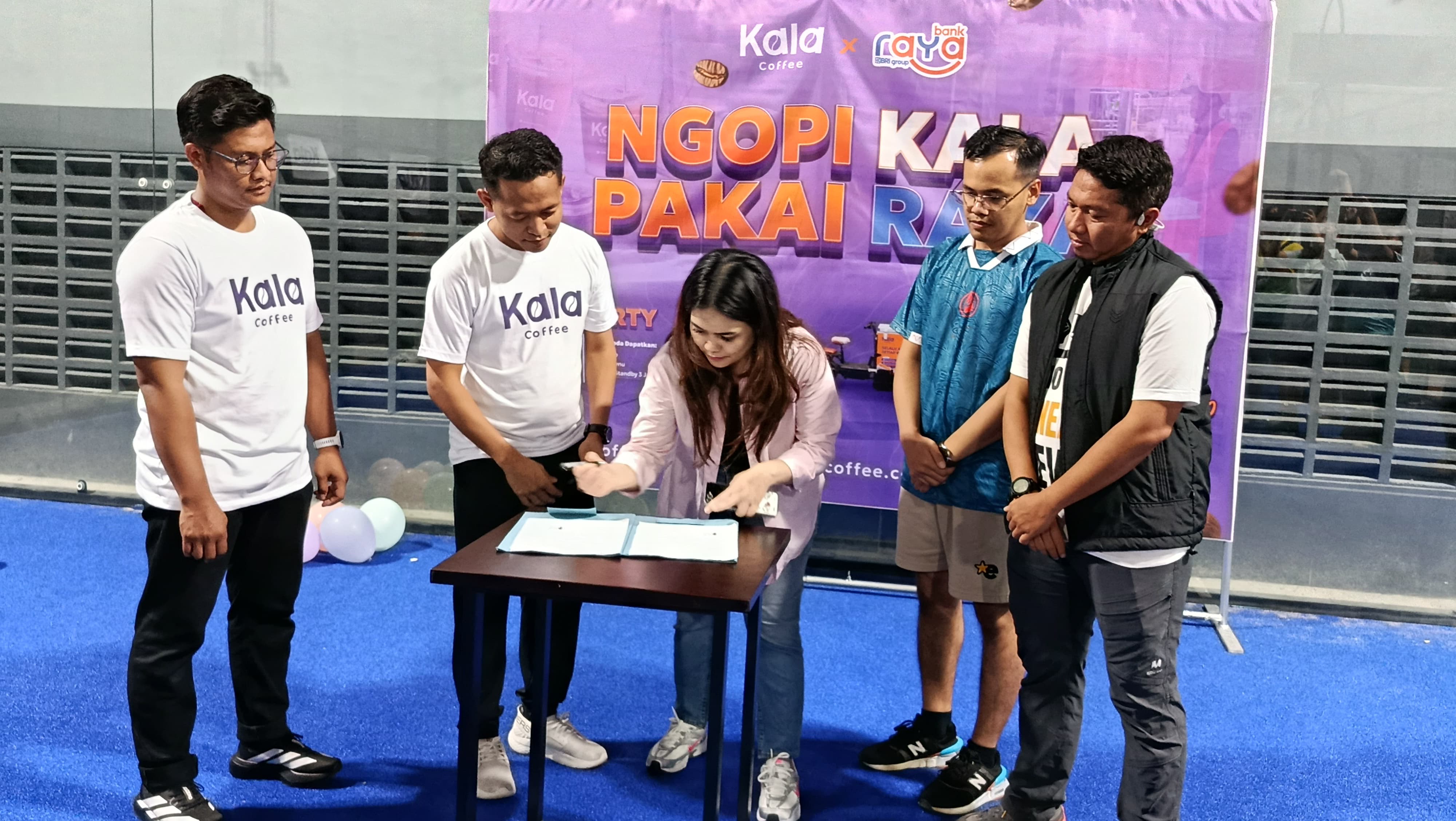 Penandatanganan MoU antara Bank Raya dengan manajemen Kala Kopi. Bank Raya berkomitmen mendukung pertumbuhan UMKM.