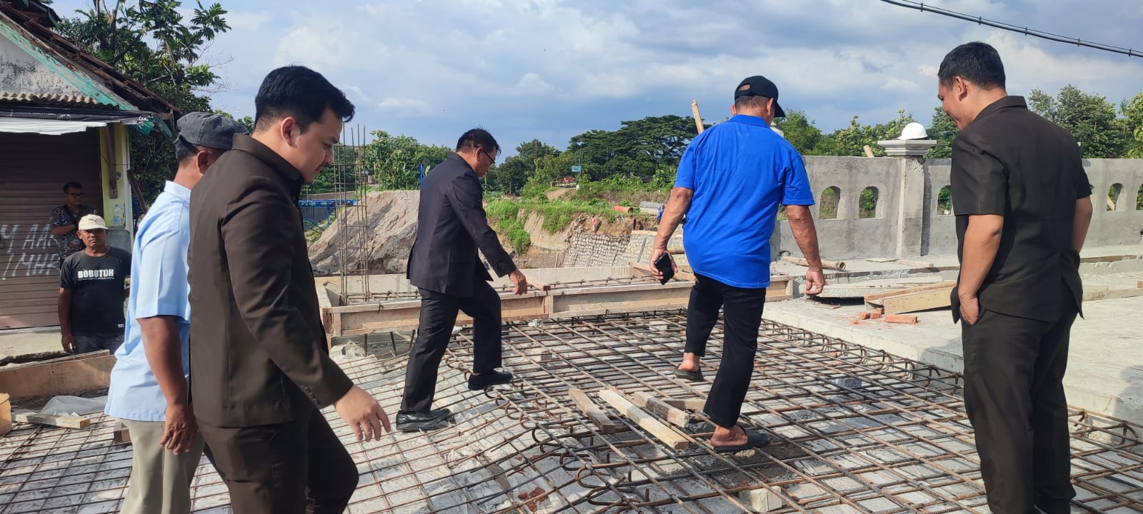 Komisi III DPRD Sragen sidak proyek jembatan Winong di Kecamatan Gondang, Sragen, Kamis (27/11/2025). (Ahmad Khairudin/Radar Solo)