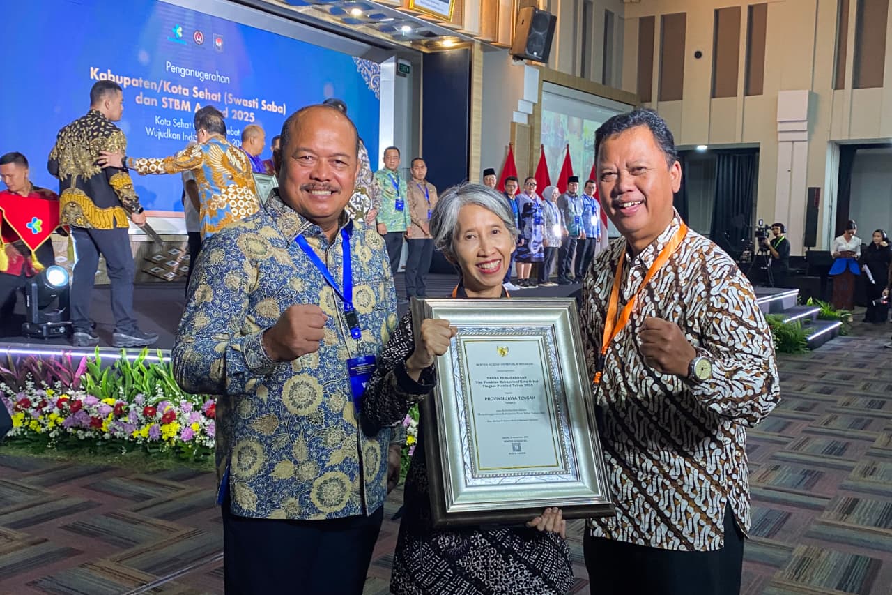 Pemprov Jateng menerima penghargaan Swasti Saba 2025 oleh Kementerian Kesehatan.