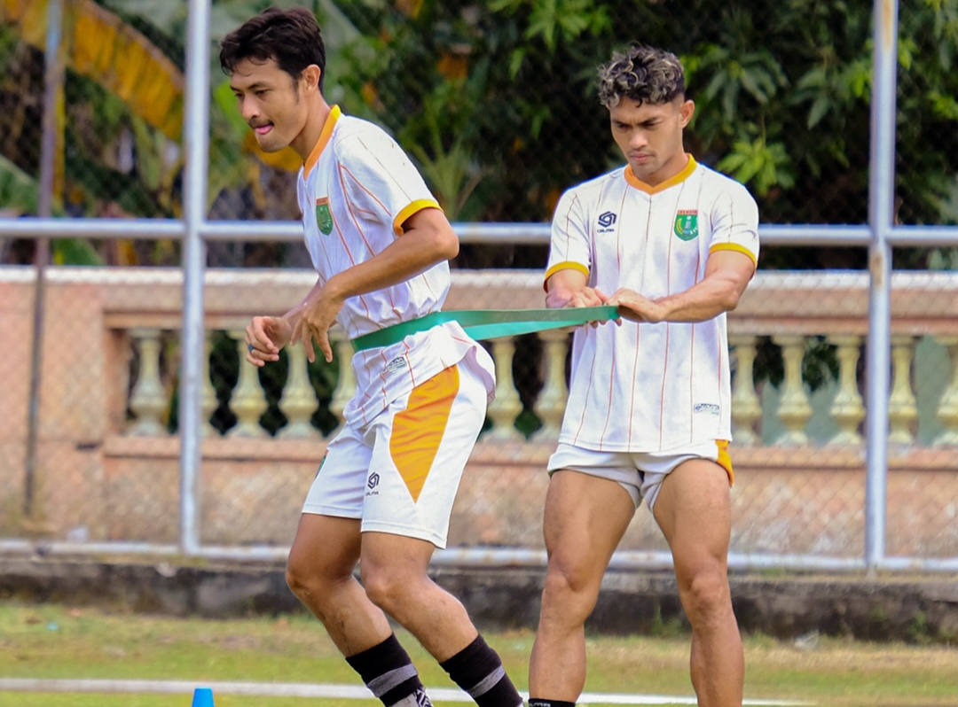 Para pemain Persibo Bojonegoro berlatih di Kota Solo