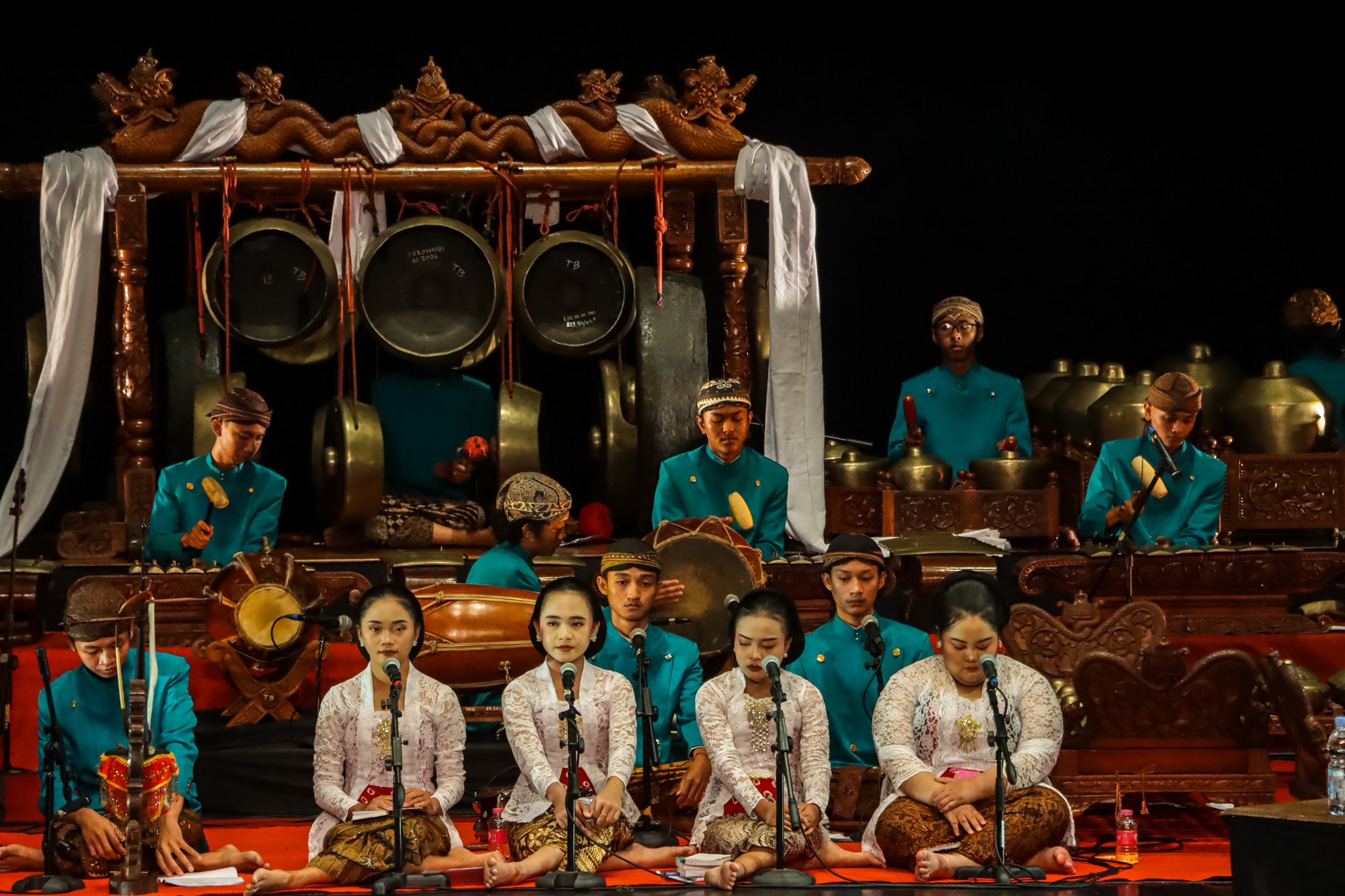 BUDAYA: Perform dari puluhan mahasiswa Prodi Karawitan ISI Surakarta di Teater Besar ISI Surakarta, Jumat (28/11).