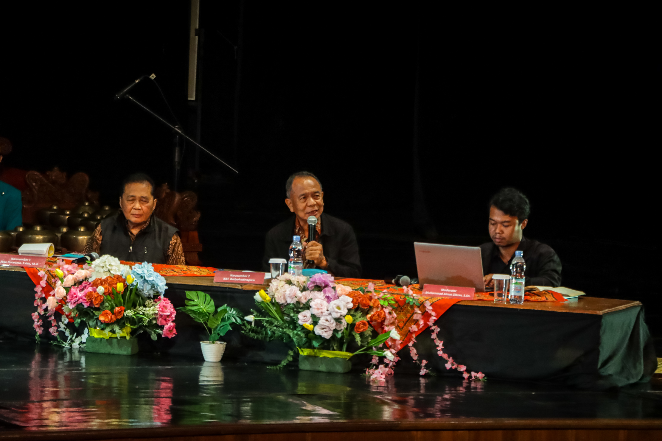 Acara bedah buku Pernik-Pernik dalam Karawitan Jawa digelar di Teater Besar ISI Surakarta, Jumat (28/11/2025).
